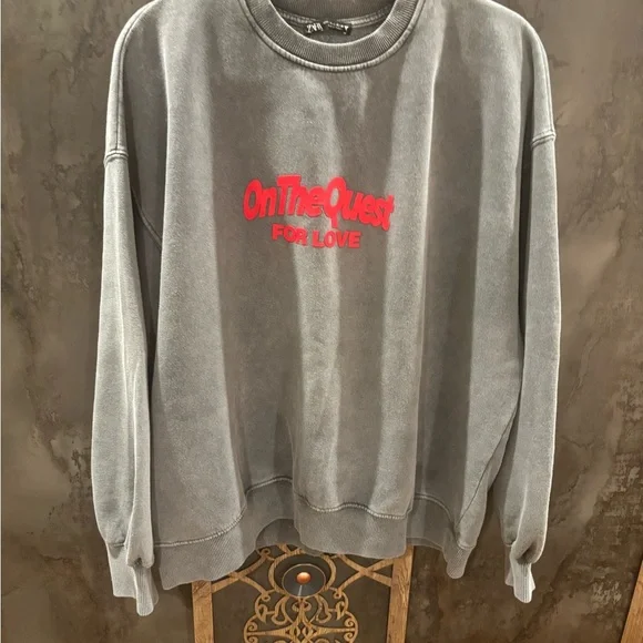 Zara Gray and Red Crewneck Sweater Relaxed Fit - Picture 3 of 12